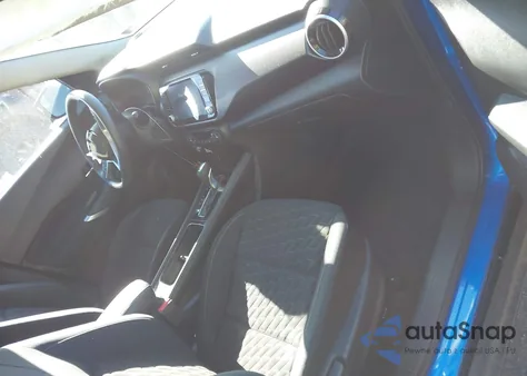 2021 Nissan Kicks Sv Xtronic Cvt z USA, uszkodzony, nr VIN 3N1CP5CV4ML523482